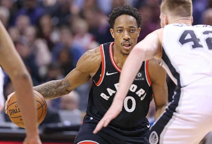 夏季联赛抢七大战对决在即！波士顿凯尔特人演练定位球，圣安东尼奥马刺密集防守应对的简单介绍